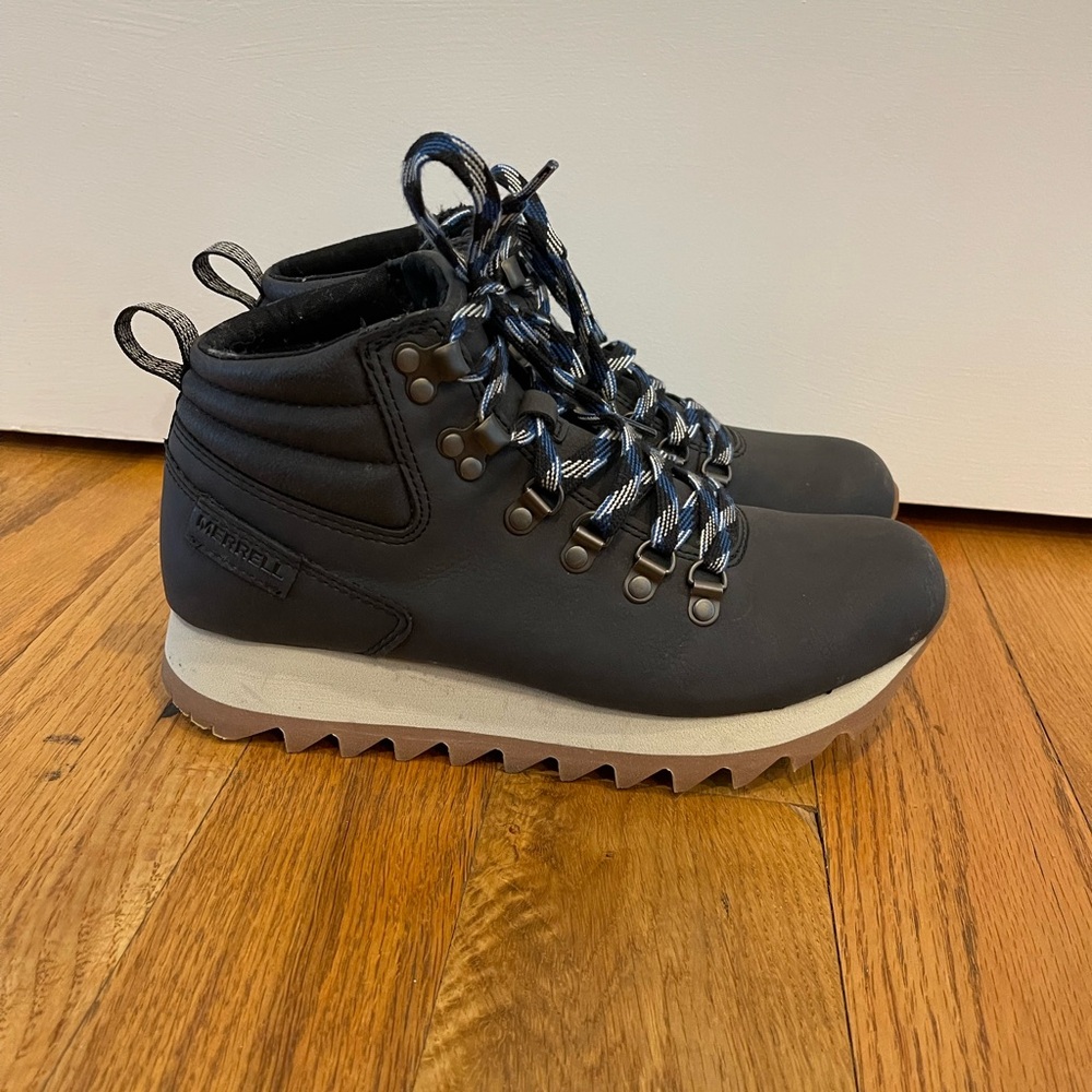 Merrell hiking boots. Size 8. Like new, worn once.